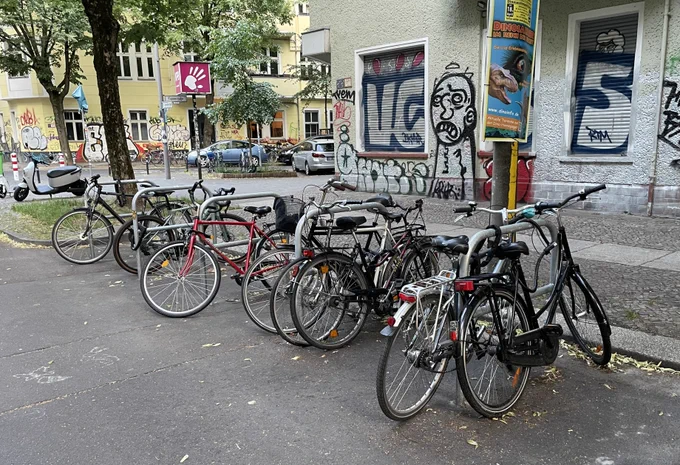 Das Foto zeigt genutzte Fahrradbügel in der autofreien Schulzone vor der Jane-Goodall-Grundschule in der Scharnweberstrasse in Berlin-Friedrichshain.
