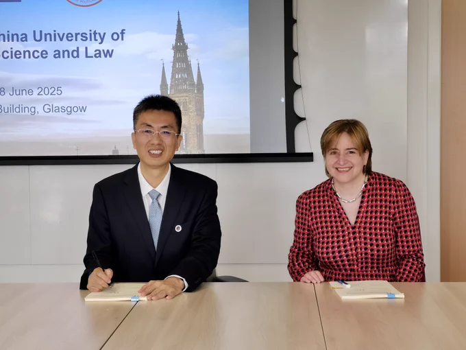 Vice President Professor Lu Chunlong from the China University of Political Science and Law, and Claire Mcdiarmid from the University of Glasgow, school of law. 