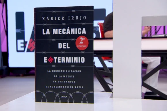 Fede Cardelús y el profesor Xabier Irujo, catedrático y experto en genocidios, profundizan en ‘La mecánica del exterminio’, un libro que detalla los escalofriantes y meticulosos protocolos, que tenían lugar en los campos de concentración nazis, para ejecutar a los prisioneros.