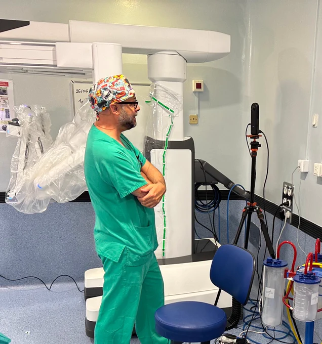 Dr. Norberto Cassinello en su quirófano del Hospital Clinic Universitario de Valencia. Se encuentra hablando a cámara en momentos previos a la cirugía que se va a retransmitir. 