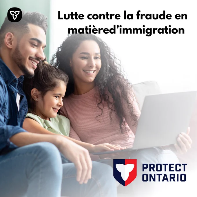 Une famille souriante autour d’un ordinateur portable