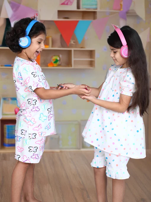 GALAXY KID'S HEADPHONES 🎧 
.
.
.
ENGAGE YOUR KIDS WITH FUN 😉 
.
.
.
EXCHANGING DETACHABLE MAGNETS 🧲 
.
.
.
#magnets #galaxyheadphones #WatchOutWearables #detachablemic #detachablemagnet 