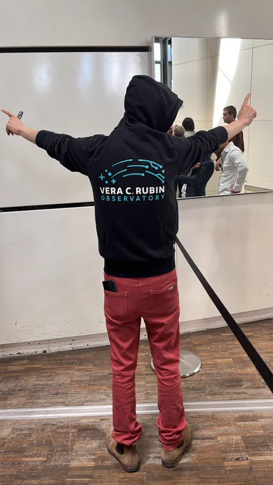 un scientifique porte un sweat shirt "Vera C. Rubin Observatory"
