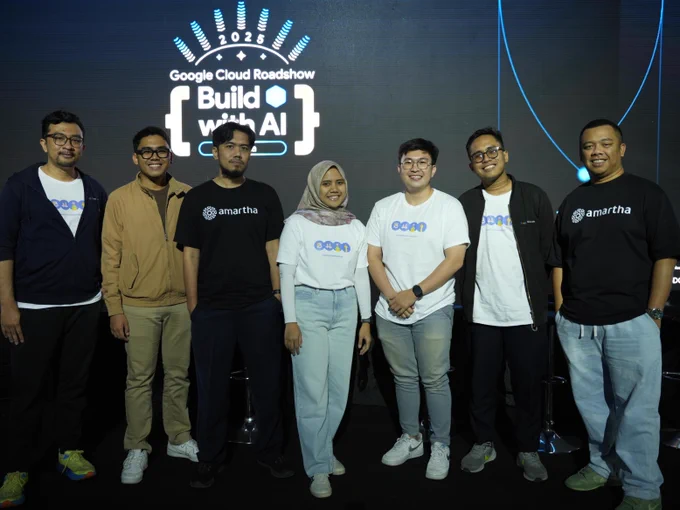 Group of attendees pose for picture at a GDG Build with AI event hosted in Jakarta