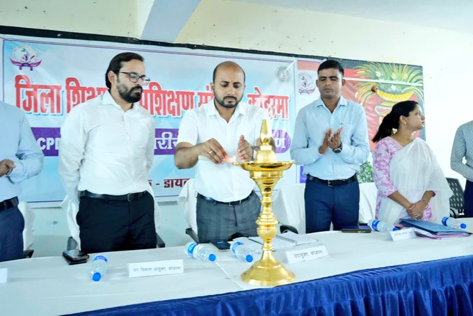 आज जिला शिक्षा एवं प्रशिक्षण संस्थान (DIET), कोडरमा में एक दिवसीय जिलास्तरीय प्रशिक्षण कार्यक्रम का आयोजन किया गया। इस कार्यक्रम में जिले के सभी उच्च एवं उच्चतर माध्यमिक विद्यालयों के प्राचार्य एवं शिक्षकों ने भाग लिया। प्रशिक्षण सत्र में शिक्षा के क्षेत्र में गुणवत्ता सुधार को लेकर कई महत्वपूर्ण बिंदुओं पर चर्चा हुई। मुख्य रूप से Supplementary Exams में 100% उत्तीर्णता सुनिश्चित करने का लक्ष्य निर्धारित किया गया। इसके अतिरिक्त #ProjectRAIL की आगामी परीक्षा तथा #ProjectIMPACT के विभागीय निर्देशों के आलोक में प्रभावी रूप से लागू करने पर बल दिया गया।

Office of Chief Minister, Jharkhand IPRD Koderma 