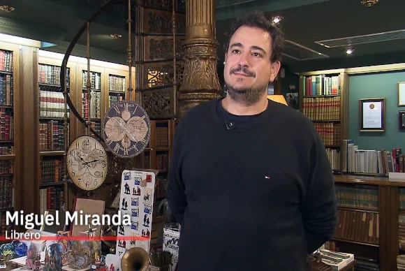 La Librería Miguel Miranda, situada en el centro de Madrid, es una de las librerías anticuarias más bonitas y reconocidas de España. Fundada en 1949, se ha especializado desde sus inicios en la compra-venta y tasación de libros antiguos, raros y descatalogados. Entre sus fondos se pueden encontrar incunables, manuscritos y todo tipo de obras de gran valor histórico. Sin duda, un punto de referencia para los amantes del libro antiguo y de colección. 