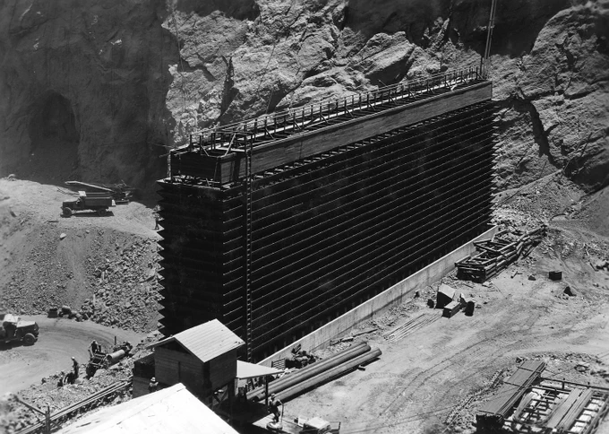 Photograph from Volume Two of a series of photo albums documenting the construction of Hoover Dam, Boulder City, Nevada. NARA's Rocky Mountain Region (Denver) (NRGA), Building 48, Denver Federal Center, West 6th Avenue and Kipling Street, Denver, CO, 80225-0307.
https://www.atlasofplaces.com/architecture/hoover-dam/ 14.8.20
INFO
https://commons.wikimedia.org/wiki/File:Evaporation_tower_for_Boulder_Dam_precooling_system_located_on_downstream_cofferdam._View_from_Nevada_outlet_valve..._-_NARA_-_293900.jpg
