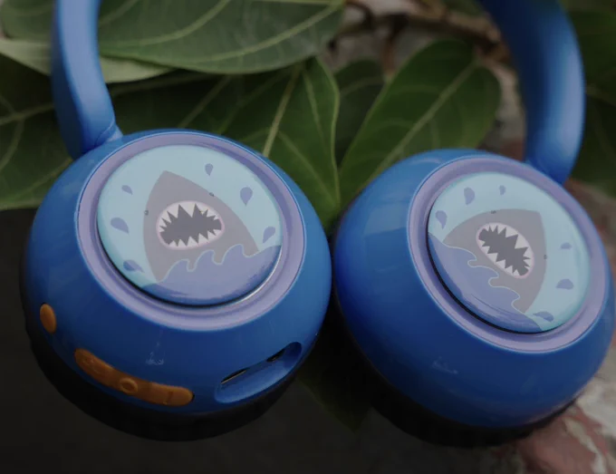 Galaxy Headphones  💙🎧 
.
.
.
Safe Volume Kid's Headphones 😁 
.
.
.
#bluetooth #blueshark #kidswear #detachablemic #WatchOutWearables 