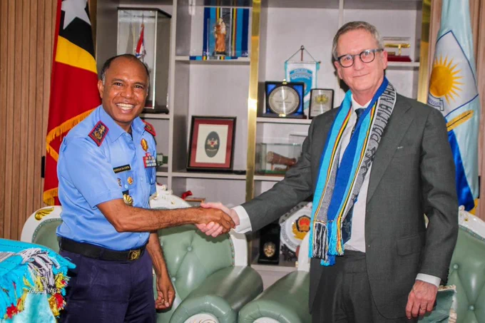 Commissioner-General Henrique da Costa from the National Police of Timor-Leste (Polícia Nacional de Timor-Leste  / PNTL) and Director General ASNO shaking hands. 