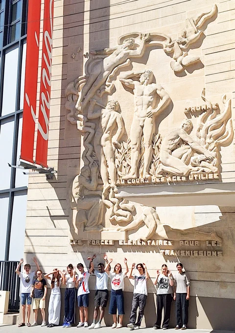 Photo des élèves devant l'entrée du Centre Inria de Paris.