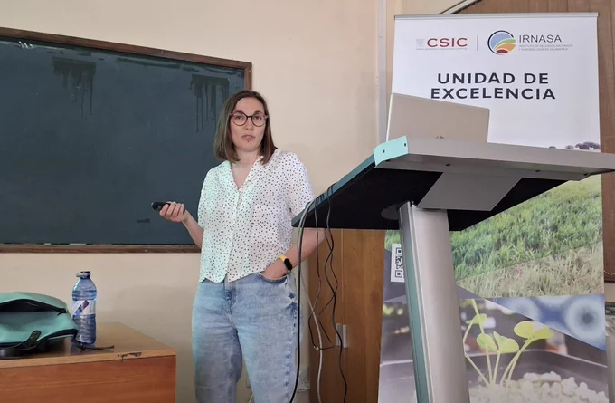 Cristina Viéitez Manrique, en el seminario del IRNASA-CSIC.