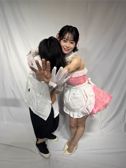 物販パワーでツーショを10枚以上撮ったのですが、放出するのは一緒に4！ポーズ。“し”あわせの4です。これからもずっと応援させてね。だって大好きなんだﾓﾝ。今日は長丁場お疲れ様でした！大好き愛しとるけんねー！！！