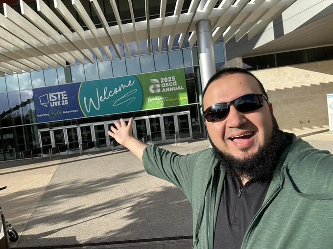 A person points at the entrance to ISTE Live and ASCD Annual