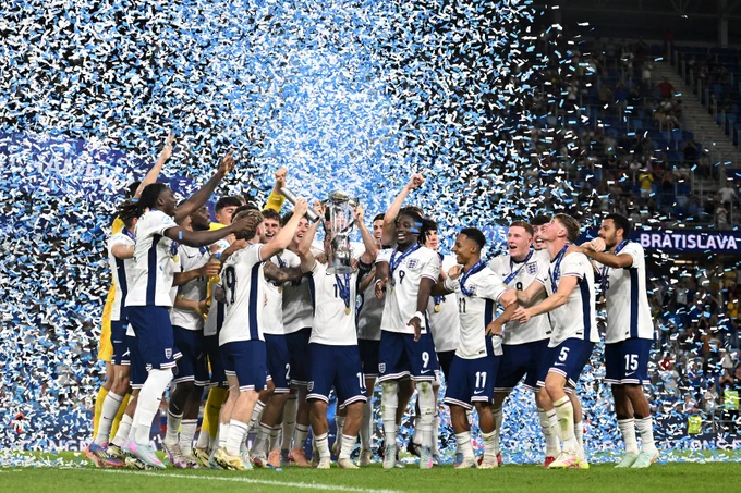 James McAtee lifts the U21 European championship trophy in celebration with the England squad. 