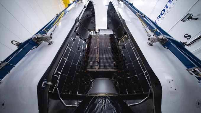 Il satellite MTG-S1 all'interno dell'ogiva, o fairing, del razzo-vettire Falcon 9: le due metà dell'ogiva sono ancora aperte e ci consentono di vedere il satellite.