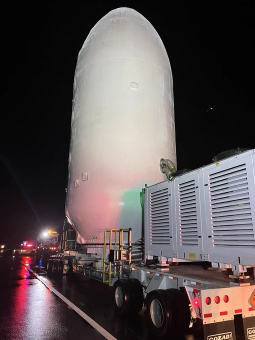 Il razzo Falcon 9, con all'interno il satellite MTG-S1 e lo strumento Sentinel-4, viene trasportato su ruota verso la rampa di lancio.