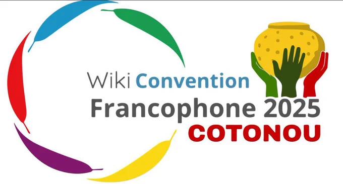 Texte "Wikiconvention francophone 2025 Cotonou", avec le logo de WikiFranca (un cercle bordé de plumes aux couleurs de la francophonies) et celui de la convention (3 mains colorées portant ensemble un vase).