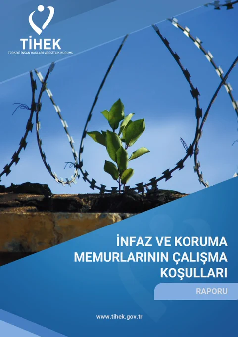 Görsel, Türkiye İnsan Hakları ve Eşitlik Kurumu (TİHEK) tarafından hazırlanmış bir rapor kapağıdır. Üst kısımda "İnfaz ve Koruma Memurlarının Çalışma Koşulları Raporu" başlığı yer alır. Arka planda, tel örgülerin arasından çıkan yeşil bir bitki görülüyor. Sol üst köşede TİHEK logosu ve kurumun adı bulunurken, alt kısımda www.tihek.gov.tr web sitesi adresi yer alıyor. Renk şeması ağırlıklı olarak mavi tonlarındadır.