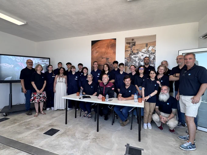 Explore1 group photo with students, teachers and Explore project partners inside the Alqueva Mars habitat in Portugal