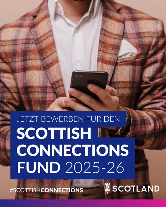 Person in kariertem Blazer und weißem Hemd hält ein Smartphone. Text im Bild: ‚JETZT BEWERBEN FÜR DEN SCOTTISH CONNECTIONS FUND 2025–26‘. Unten befinden sich Hashtag ScottishConnections und ein Logo von Scotland