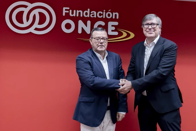 Foto del saludo tras la firma del convenio