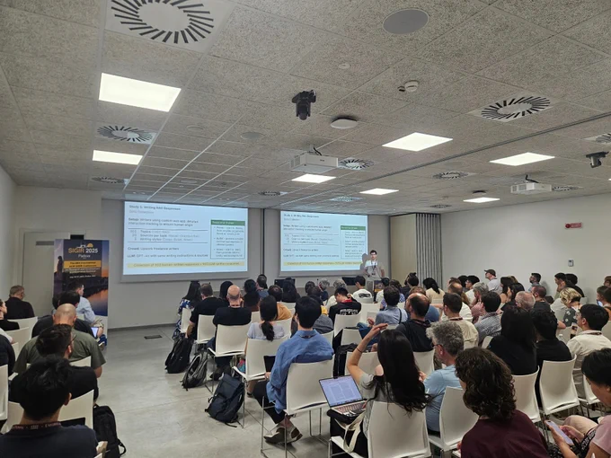 A crowd of people listening to Lukas' talk.