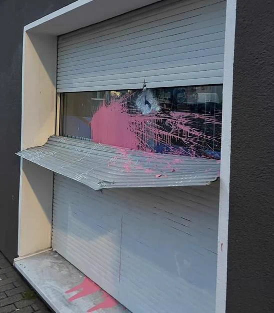 Pinke Farbe auf #noAfD-Büro