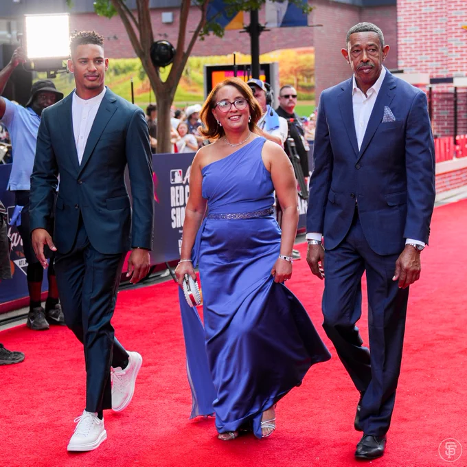 Randy Rodríguez and his family walking at the red carpet