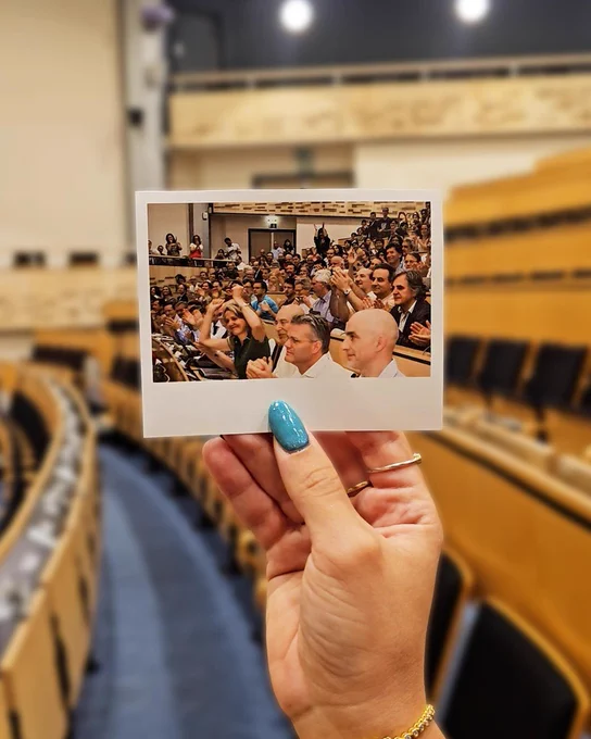 2️⃣ They weren’t alone — the auditorium was completely packed