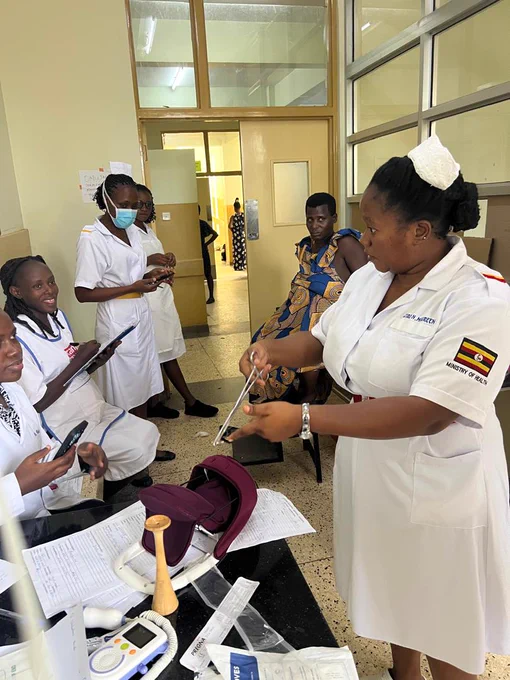 Sr Moureen, the maternity Incharge explaining immediate postpartum Intrauterine Device insertion duriníg a ward round. 