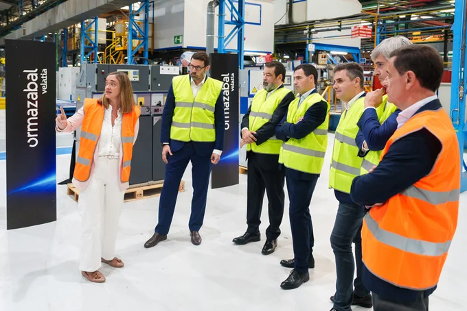 El lehendakari Imanol Pradales ha visitado la nueva línea de producción de celdas con tecnología libre de SF₆, ubicada en la planta de Igorre. En la visita ha estado acompañado por el consejero de Industria, Transición Energética y Sostenibilidad, Mikel Jauregi; el presidente y el vicepresidente de Velatia, Javier Ormazabal y Alejandro Ormazabal, respectivamente; el CEO de Ormazabal, Jorge González; y el director de la planta, José Luis Bilbao.