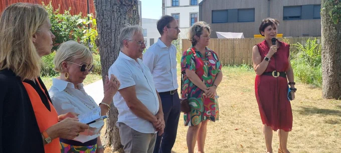 Madame la préfète faisant un discours en extérieur devant des représentants locaux.