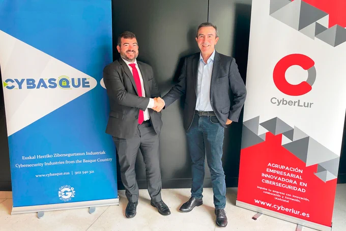 De izda. a dcha., el vocal de Cybasque, Jesús Urien y el presidente de Cyberlur, Xabier Mitxelena, tras la firma del acuerdo.