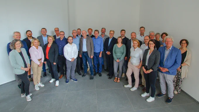 Eine Gruppe von Menschen posiert für ein Foto.