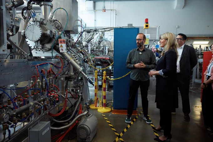 La ministre Joly participe à une visite des installations de TRIUMF, le centre canadien de recherche sur les accélérateurs de particules