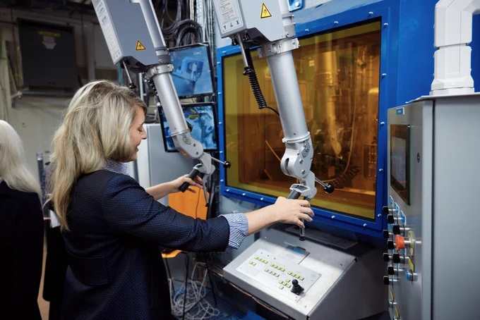 La ministre Joly participe à une visite des installations de TRIUMF, le centre canadien de recherche sur les accélérateurs de particules