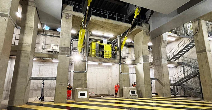 The bridge is powered by a closed-loop hydraulic drive system comprising tandem pairs of hydraulic cylinders in a push-pull system.