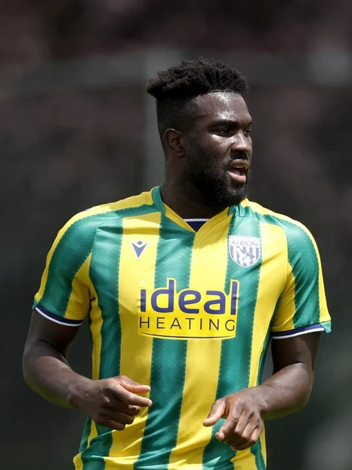 Daryl Dike in yellow and green away colours.
