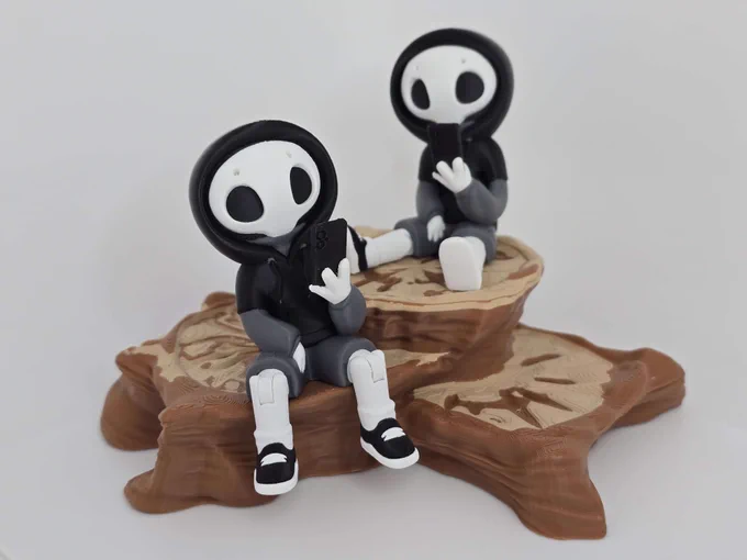 Two Hazy figures on a faux wood tree stump platform, legs posed differently to show articulation options.