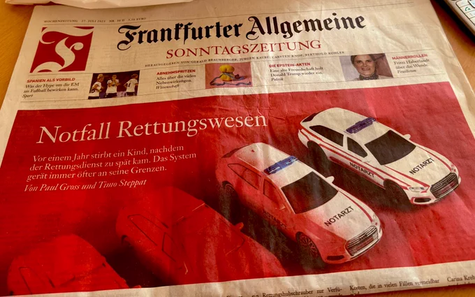 Frankfurter Allgemeine Sonntagszeitung: Notfall Rettungswesen
Vor einem Jahr stirbt ein Kind, nachdem der Rettungsdienst zu spät kam. Das System gerät immer öfter an seine Grenzen.
Von Paul Gross und Timo Steppat