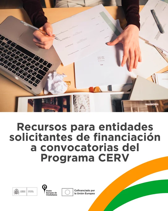 Persona revisando documentos en un escritorio con laptop. Texto: "Recursos para entidades solicitantes de financiación a convocatorias del Programa CERV".