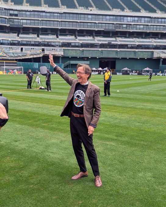 BART Director Robert Raburn waves to the crowd after giving the welcome statement