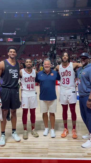 Dylan Cardwell, Denver jones, Bruce Pearl, Chaney Johnson and Ira Bowman posing for a photo at summer league