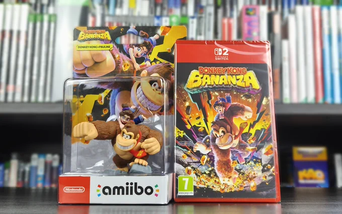 Na zdjęciu, od lewej - figurka amiibo "Donkey Kong & Pauline" z gry "Donkey Kong Bananza" oraz pudełko z grą "Donkey Kong Bananza" na konsolę Nintendo Switch 2.