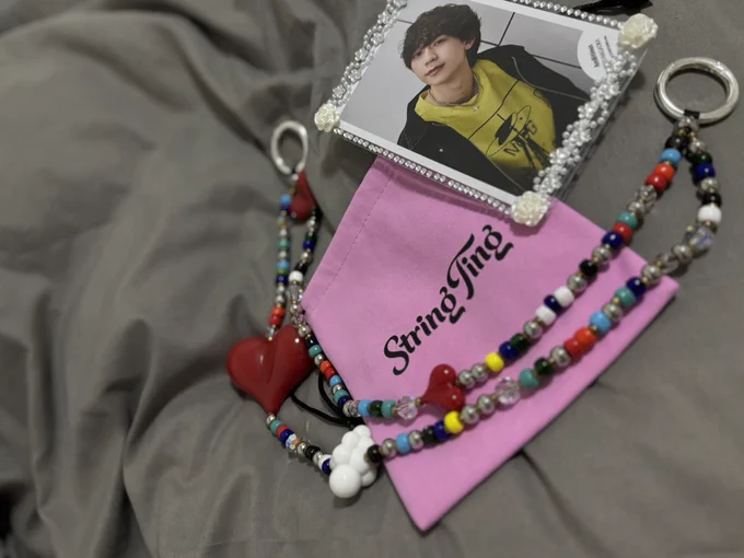 ─────────────────────────

StringTing Big Love ハート チャームを購入

イギリスから取り寄せて貰って無事届きました🥲‎‎🤍

ずーっとStringTingのチャームが欲しくて

色々探してたら蓮王が腰につけててカンバリでも話してて

え？運命じゃない？てなって

探したけどどこにもなくて諦めようとしたら

海外のサイトで見つけてバカ高いけど最後の一つで

もしかしたらもぉ入ってこないかも言われて

購入✨え？運命ですか？届いた時重くてビビった

蓮王くんこんな重いのぶら下げてんの？💦ってなった

─────────────────────────