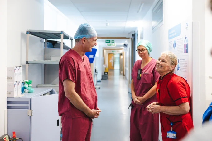 Peter Kyle speaking with hospital staff