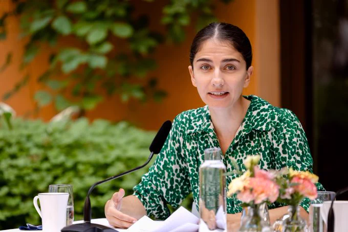 Klimat- och miljöminister Romina Pourmokhtari deltog i regeringens sommarfika den 27 juli 2025. Foto: Magnus Liljegren, Regeringskansliet.