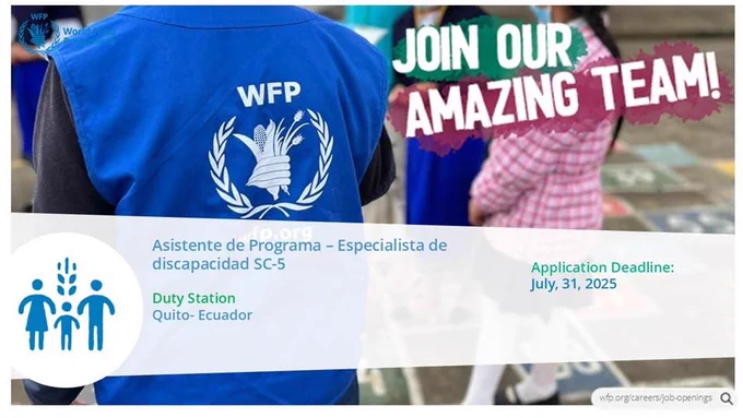 Banner promocional en el que se muestra a una persona con chaleco azul del Programa Mundial de Alimentos (WFP) de espaldas, en un entorno escolar con niños jugando. En la parte superior derecha aparece el texto en inglés "JOIN OUR AMAZING TEAM!" (¡Únete a nuestro increíble equipo!). En la parte inferior, se anuncia una vacante para "Asistente de Programa – Especialista de discapacidad SC-5" en Quito, Ecuador. La fecha límite para postularse es el 31 de julio de 2025. También se muestra un ícono azul de una familia y el enlace: wfp.org/careers/job-openings.