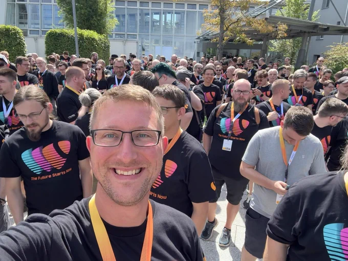 I'm standing in the crowd outside the Geno Hotel for the group photo