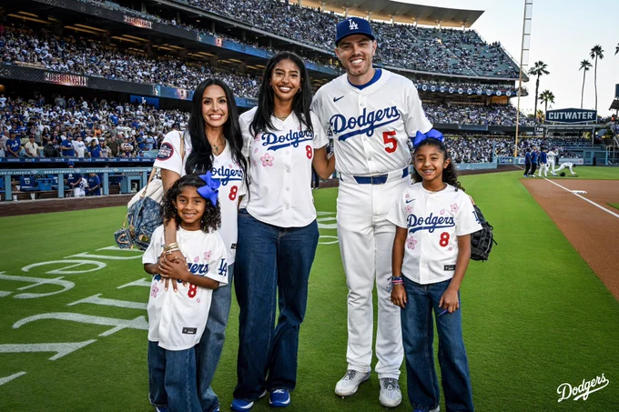 A group photo of the Bryant family with Freddie Freeman.